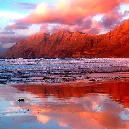 Dom wakacyjny Sleeps 6 Wifi Famara